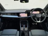 車の情報もひと目でわかるディスプレイは魅力的です。ショールームでぜひ、ご覧になられてください。