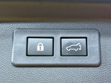 【パワーバックドア】スマートキーや運転席のボタンを押すだけでリアゲートが自動で開閉します!荷物を持っている時や、高い位置にあるバックドアを閉める際に便利な機能です♪