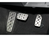 スポーティなデザインのアルミパッドブレーキペダルです。