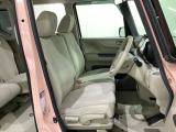 女性でも運転がしやすいように、シートの高さ調整機能(シートリフター)がついています。運転席と助手席の間が空いている為、助手席側への移動がスムーズです。交通量の多い道でも助手席側から乗り降りができます。