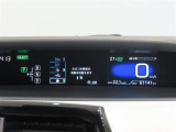 スタイリッシュなデザインのインパネ。各操作スイッチは使いやすい位置に配置されてます。