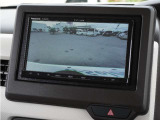 【バックカメラ】駐車が苦手な方でも安心してお乗りいただけます。リバース連動で画面が切り替わるのでとっても便利です。