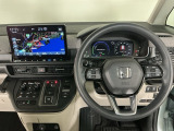 【ハンドル】運転にかかわる様々な操作を安全に行えるように視点移動が少なく操作性に配慮されたスイッチ類が凝縮されたコックピットです。