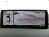 車両の前後左右にある4つのカメラを合成することで、まるでご自身のクルマを空から見ているような俯瞰での映像を映し出してくれます。バック時ももちろんのこと、前進時に視界の悪い交差点でも役に立ちますね。
