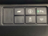 Hondaセンシング用の、VSA(ABS+TCS+横滑り抑制)解除のメインスイッチなどはハンドルの右側に装備しています。ボタン操作でトランクが開けられる電動テールゲートのボタンもついています。