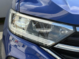先進のIQ.LIGHTが周囲の状況に応じて配光を制御。夜間の視認性向上に貢献します。
