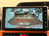 【バックカメラ】 駐車時に車両後方の様子を見ることができるので、運転の不安を軽くします。上質でスタイリッシュなインテリア