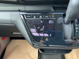 タブレット端末のようなタッチパネル式のオートエアコン採用。凹凸のない滑らかな表面で操作感を高めています。