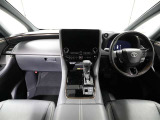上質で落ち着いた印象のインパネ。視界も広々で運転しやすいです。