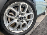 ●純正アルミホイール:輸入車ならではの卓越した走りを支えるホイールと足回りです!日本車の走りに慣れている方にもぜひ体感して頂きたいほど、高いレベルでまとまっています!