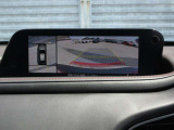 車体がシースルー(透過)して周囲の見通しを高めた設計の『360&deg;シースルービューモニター』を搭載。大きな車体でも、上空から見下ろす正確な視点で、狭い道や駐車をサポートします。