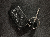 電子カードキーを携帯していれば、ドアハンドルやバックドアのリクエストスイッチを押すだけでドアの施錠・解錠が出来ます♪もちろん 遠隔操作も可能です!盗難防止のイモビライザー機能装備ですよ ☆