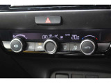 フルオートエアコンを装備。車内の温度設定だけでなくPM2.5にも対応した高性能集塵フィルターも装備しており車内はいつも快適空間♪