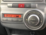 【オートエアコン】一度お好みの温度に設定すれば、車内の温度を検知し風量や温度を自動で調整。暑い&hellip;寒い&hellip;と何度もスイッチ操作をする必要はありません。快適な車内空間には必須の機能ですね♪