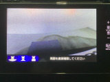 【バックカメラ】運転が苦手な方も車庫入れラクラクです!ギアをリバースに入れれば自動的に切り換わりますので、面倒な操作は不要です♪狭い駐車場もお車を傷つけず安心ですね!