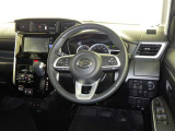 運転席まわりです。 各操作スイッチは使いやすい位置に配置されてます。
