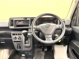 シンプルな運転席周りです。インパネ周りの各操作スイッチ類も使いやすいよう配置されています!