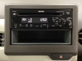 純正CDチューナーにはAUX入力端子がついてますので外部入力から音楽などを楽しめます。その下には1DIN分の小物入れがついています。CDケースなどを入れるのに便利です。