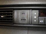 USBポートも装備されています、スマートフォンの充電やオーディオに連携も可能です、今や欠かせない装備の一つです!