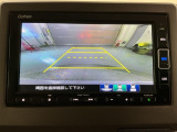 リバースギアに入れるだけで後方の表示へ切り替わります。夜間や雨の日の駐車も楽になりますよ。