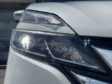 【LEDヘッドライト】悪天候や夜間走行時も良好な視界を確保し安心して運転できる高輝度LEDヘッドライトを装備!点灯速度が早く、消費電力も抑えられています。