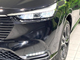【LEDヘッドライト】悪天候や夜間走行時も良好な視界を確保し安心して運転できる高輝度LEDヘッドライトを装備!点灯速度が早く、消費電力も抑えられています。