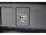 ドライブの時間をスマートフォン等の充電時間に。運転席からも助手席からも使いやすい位置に、急速充電対応タイプのUSBジャックを設けました。
