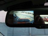 カラーで後方映像をモニターに映し出してくれるので、ショッピングモールのような狭い駐車場であったとしても障害物を見つけ、楽々駐車することができますね。