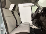 座面も厚みがあり背もたれも高く、広い足元にゆったり座れるシートです。運転席と助手席の間が空いている為、助手席側への移動がスムーズです。交通量の多い道でも助手席側から乗り降りができます。