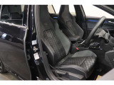 【運転席】ブラック基調のインテリアにハーフレザーシート(合皮/ファブリック※メーカー基準)。パワーシートでお好みの位置に座席を設定可能です。シートヒーター・フロアマット付です。