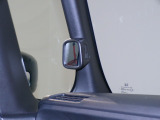 停車時や発進時、対向車とのすれ違いや路肩に寄せるときなど、車両左側前方を確認するときに役立ちます。