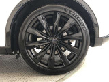 純正21インチアルミ!タイヤサイズは235/45R21です