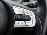 【アダプティブクルーズコントロール】ステアリングのスイッチを操作するとミリ波レーダーで先行車との距離を測定。設定を適切に保ちながら加速・減速、さらに停止まで自動に追従します。