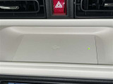 ワイヤレス充電機能で接続の手間いらず。スマートフォンなどをワイヤレスで充電可能です。