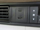 便利な充電用USBジャックも付いています。