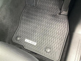 フロアマットは、純正のラバータイプが装着されています。