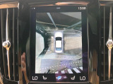 【360&deg;ビューカメラ】4台の高解像度カメラで360度の鳥瞰図を表示。隣の車や壁、死角にある障害物などを画面で確認できるため、狭いスペースでの駐車・出入りも安心です。