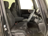 女性でも運転がしやすいように、シートの高さ調整機能(シートリフター)がついています。運転席と助手席の間が空いている為、助手席側への移動がスムーズです。交通量の多い道でも助手席側から乗り降りができます。