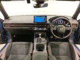 車内は光触媒抗菌消臭施工済です。スタイリッシュなデザインでスポーティなインパネ周りを演出します。グローブボックスやカップホルダーのほかにトレーなどたくさんの収納スペースが付いています。