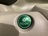 ECONモードをONにするとアクセルペダルの動きに対するエンジンの反応とエアコンの制御を切り換えることで、燃費のいい運転をするドライバーがペダルを踏んだ時と同じようにエンジンを制御します。