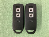 スマートキーを装備しています。鍵を差し込むことなくドアロックの開け閉めと、スタートボタン操作でのエンジンスタートができます。スペアキーも同じものを用意しております。