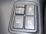 運転席&助手席にはシートヒーターが付いてます。寒い冬でもスイッチONで座面をあたたかくして、ドライブをさらに快適にしてくれます。シフトまわりにあるスイッチでHIとLOの2段階に温度設定が可能です。