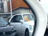 【ブラインドスポットモニター】走行中、ドアミラーの死角になりやすい箇所に後続車が接近するとサイドミラーのレンズに警告を表示!ドライバーに注意喚起をしてくれます。