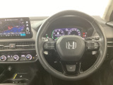 【ハンドル】運転にかかわる様々な操作を安全に行えるように視点移動が少なく操作性に配慮されたスイッチ類が凝縮されたコックピットです。