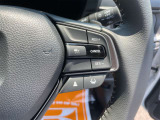【クルーズコントロール】アクセル操作なしで一定速度を保つ機能。先行車との距離を自動調整する追従型が主流で、高速走行時の疲労を劇的に軽減します。長距離移動が多いお客様への商談では必須の快適装備です。