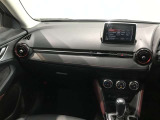 スタイリッシュなデザインのインパネ。各操作スイッチは使いやすい位置に配置されてます。