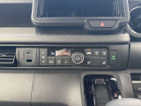 【シートヒーター】座席の内蔵ヒーターで身体を直接温める機能。エアコンより早く温まり、冬の車内でも即座に快適です。エンジンの温まりを待たずに済むため、寒い朝の始動直後に重宝される必須の快適装備です。
