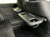 車外に出なくても運転席から3列目シートまで移動が可能です。子育てや荷物が多いときなど利便性が高いです