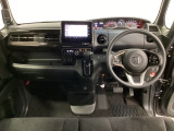 車内は光触媒抗菌消臭施工済です。インパネ周りはスタイリッシュなデザインで機能や装備も充実しています。グローブボックスやカップホルダーのほかにトレーなどたくさんの収納スペースが付いています。