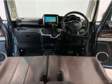 【前方視界】開放的な前方視界!運転がしやすく疲れにくいです♪窓が大きく、見通しがとっても良いおクルマですよ♪